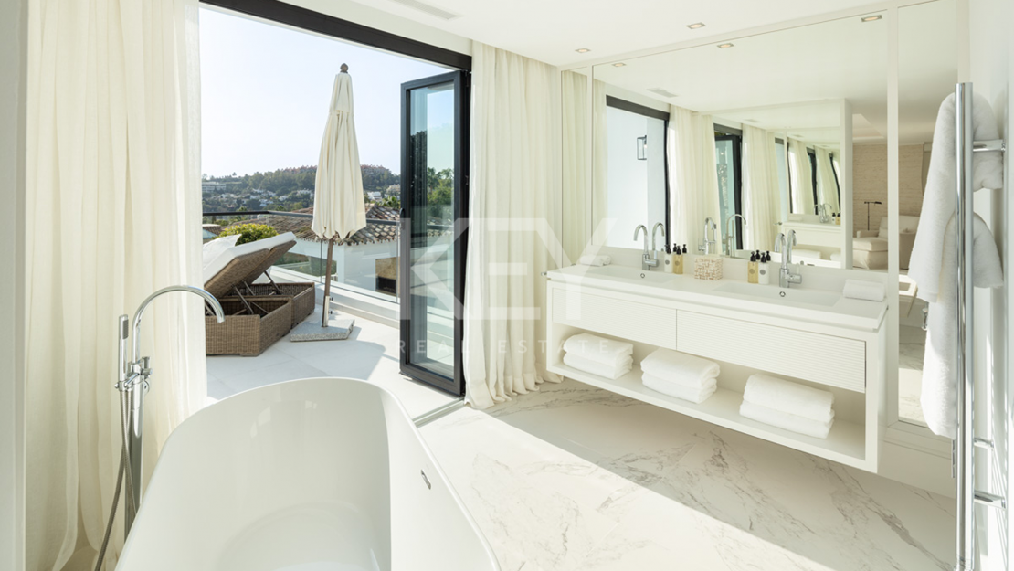 Villa Amanda: Amazing sea views luxury villa in Nueva Andalucia, Marbella