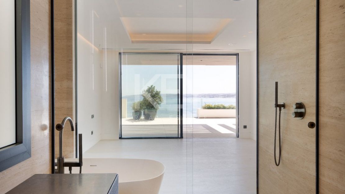 Beachfront luxury apartment key ready in Estepona