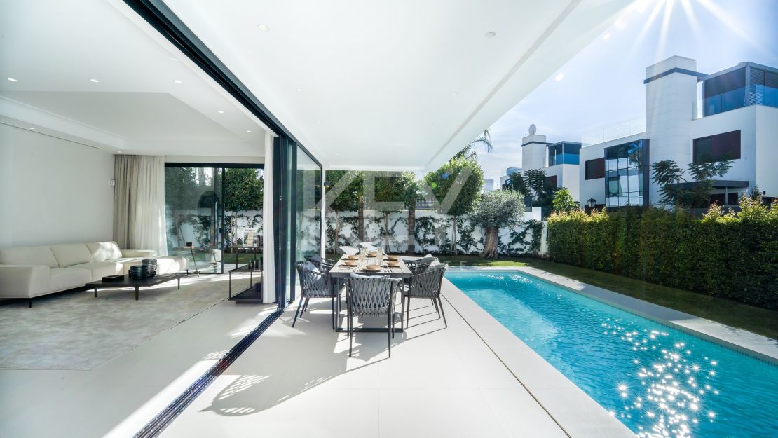 Villa en segunda línea de playa a poca distancia de Puerto Banús, La Milla de Oro