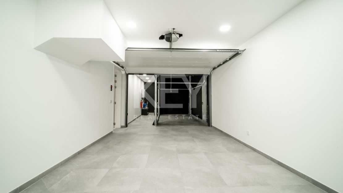 Villa en segunda línea de playa a poca distancia de Puerto Banús, La Milla de Oro