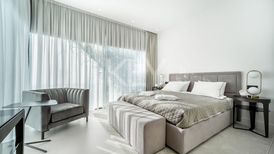 Villa en segunda línea de playa a poca distancia de Puerto Banús, La Milla de Oro