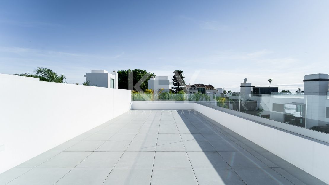 Villa en segunda línea de playa a poca distancia de Puerto Banús, La Milla de Oro