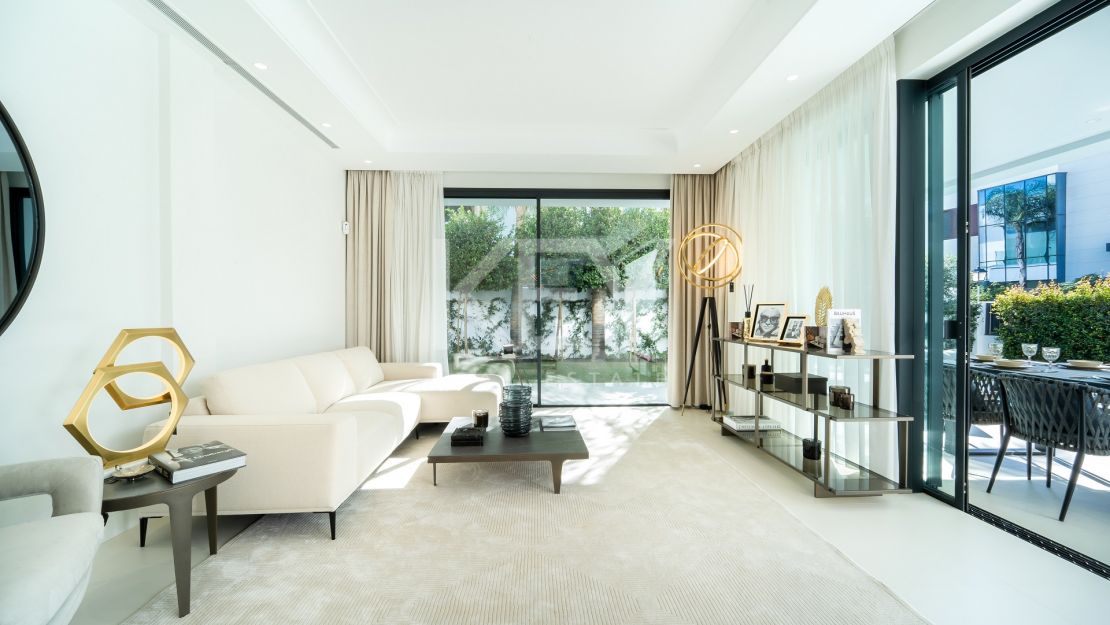 Villa en segunda línea de playa a poca distancia de Puerto Banús, La Milla de Oro