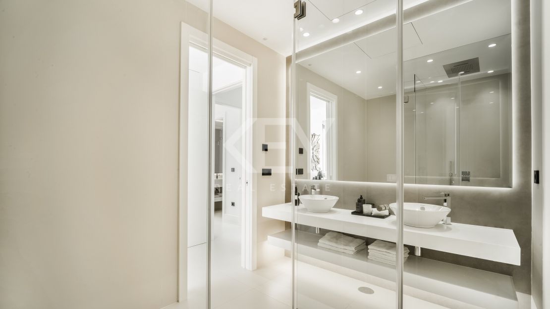 Villa en segunda línea de playa a poca distancia de Puerto Banús, La Milla de Oro