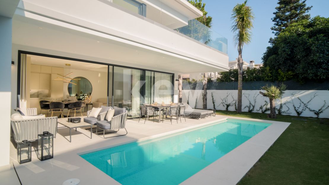 Second line beach villa within walking distance to Puerto Banús, The Golden Mile