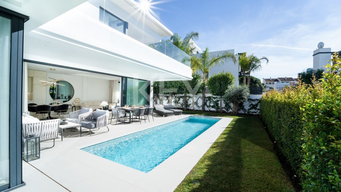 Villa en segunda línea de playa a poca distancia de Puerto Banús, La Milla de Oro