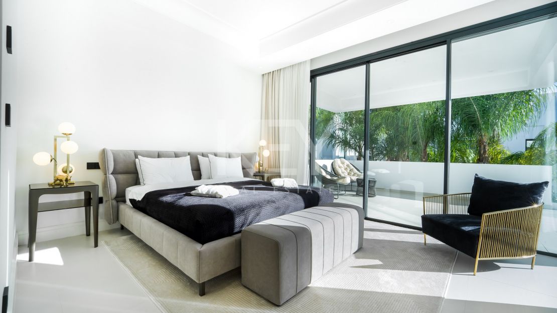 Villa en segunda línea de playa a poca distancia de Puerto Banús, La Milla de Oro