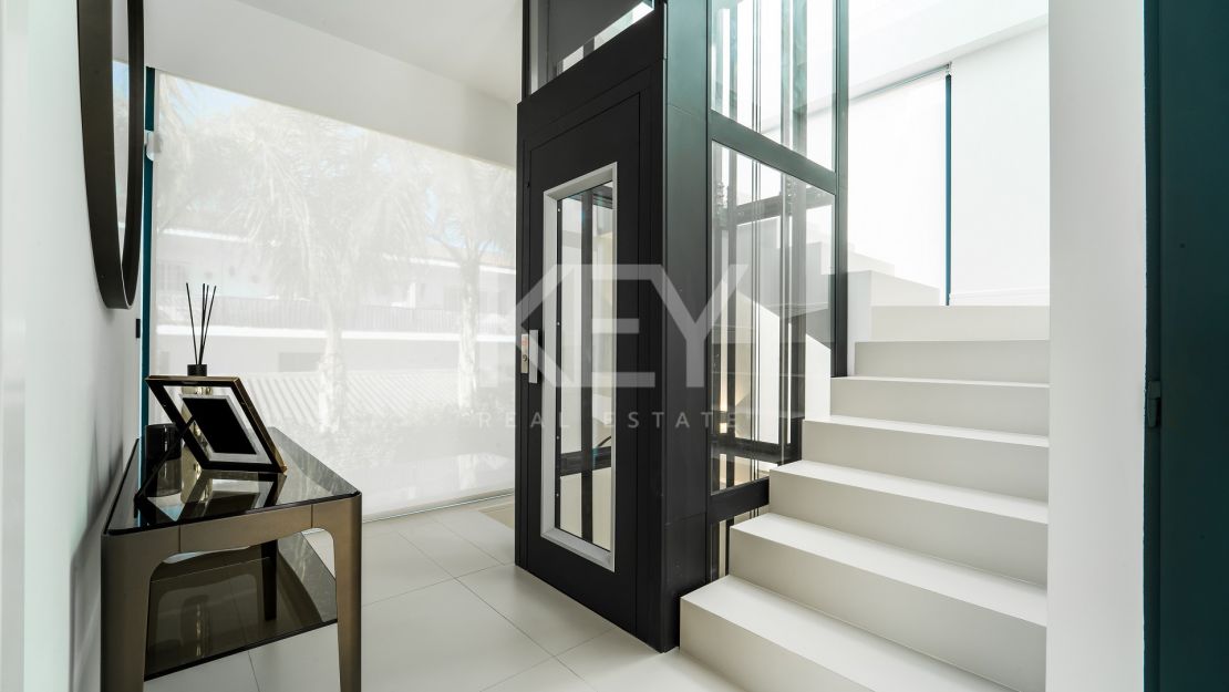 Villa en segunda línea de playa a poca distancia de Puerto Banús, La Milla de Oro