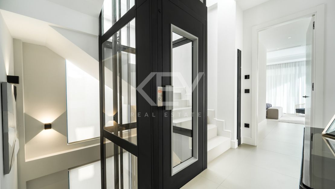 Villa en segunda línea de playa a poca distancia de Puerto Banús, La Milla de Oro