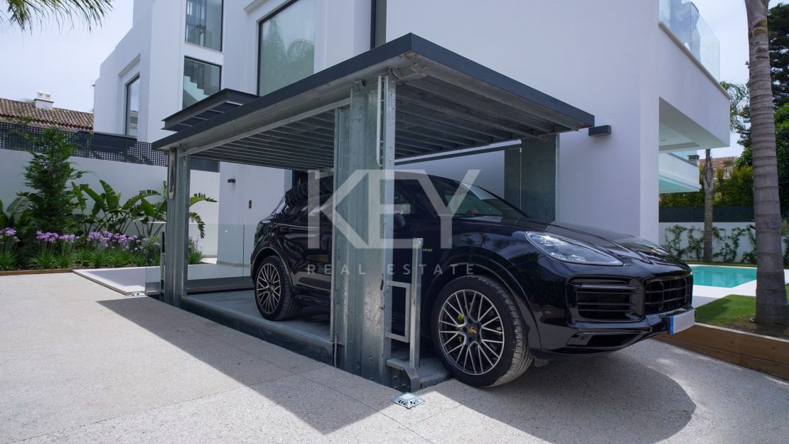 Villa en segunda línea de playa a poca distancia de Puerto Banús, La Milla de Oro