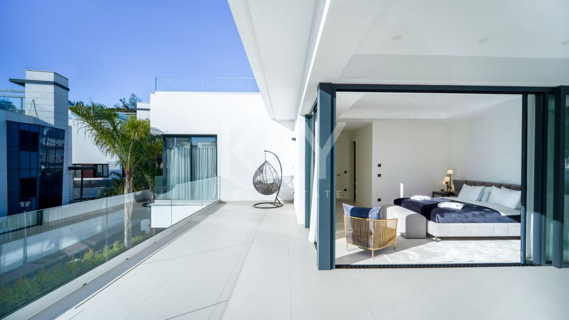 Villa en segunda línea de playa a poca distancia de Puerto Banús, La Milla de Oro