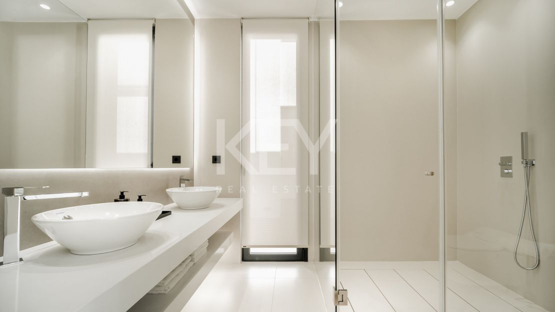 Villa en segunda línea de playa a poca distancia de Puerto Banús, La Milla de Oro