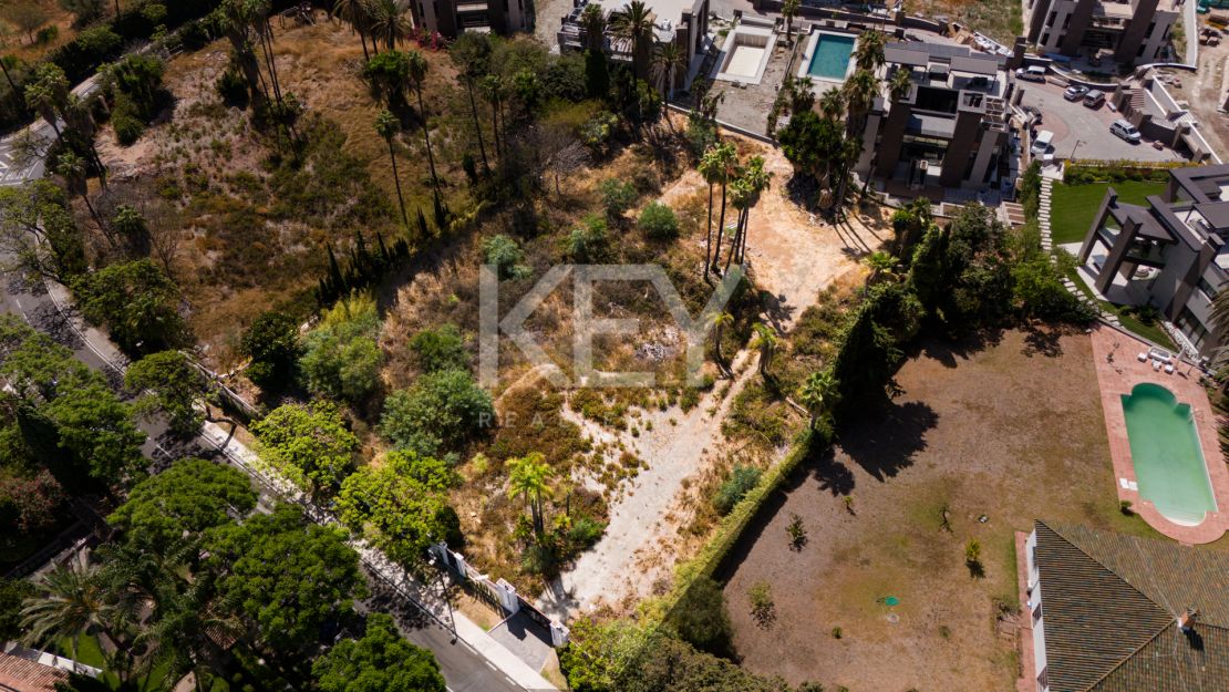 Prime residential Plot next to Puerto Banús in Atalaya de Rio Verde