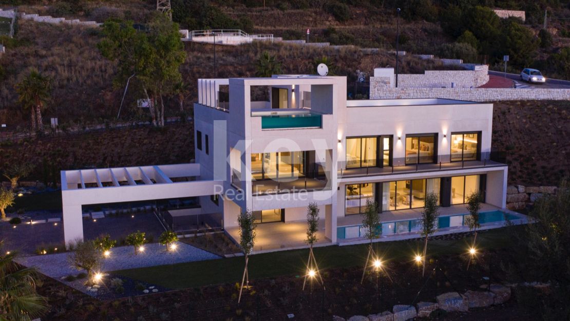 Sea views modern villa for sale in gated community, Benalmádena