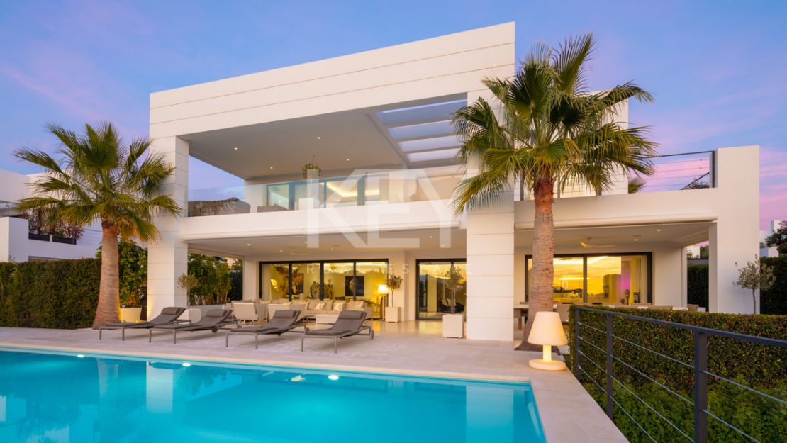 Refined modern Villa with panoramic views in the heart of Nueva Andalucía, Marbella
