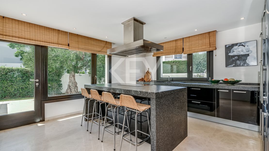 Villa Grecia: luxury villa in Altos de Puente Romano, Golden Mile 