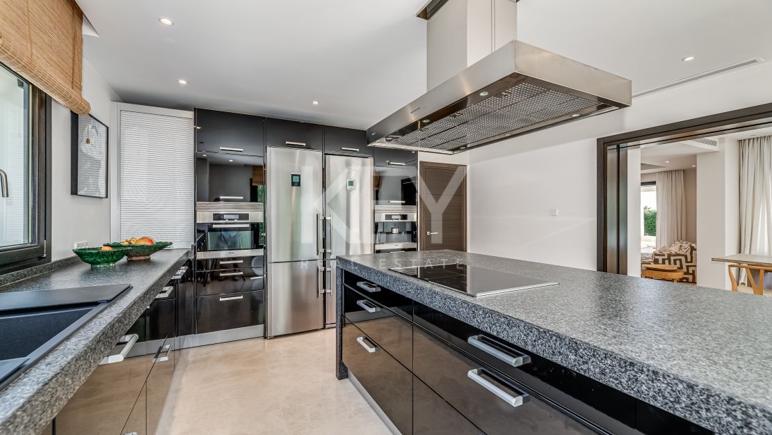 Villa Grecia: luxury villa in Altos de Puente Romano, Golden Mile 