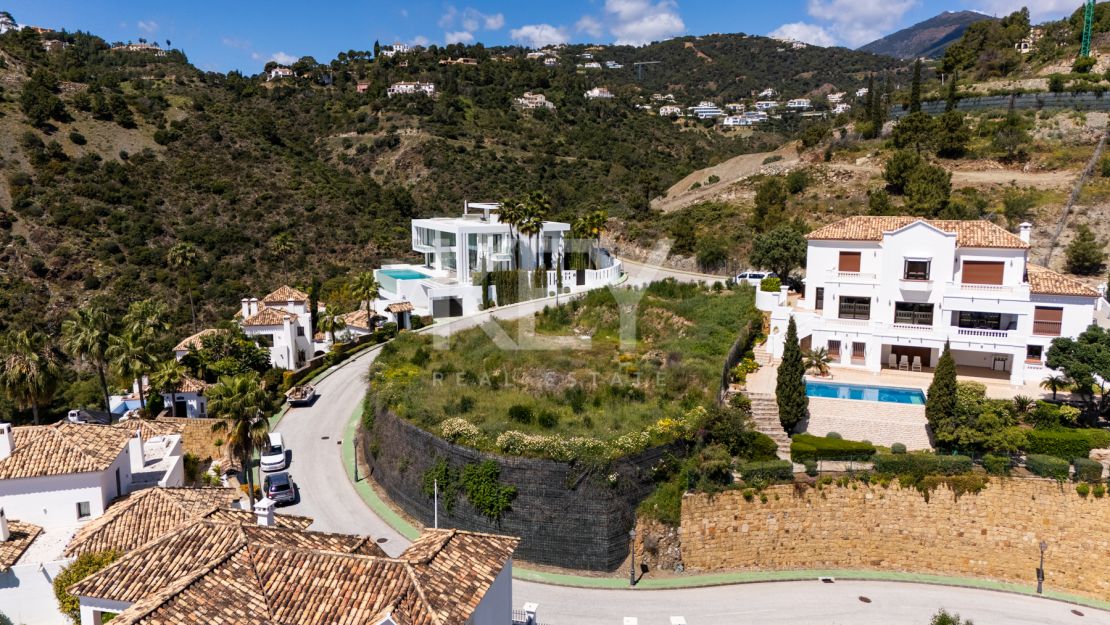 Last panoramic sea view Plot with luxury villa project in gated community of Lomas de La Quinta, Benahavís