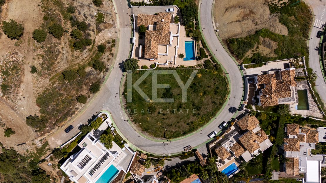 Last panoramic sea view Plot with luxury villa project in gated community of Lomas de La Quinta, Benahavís