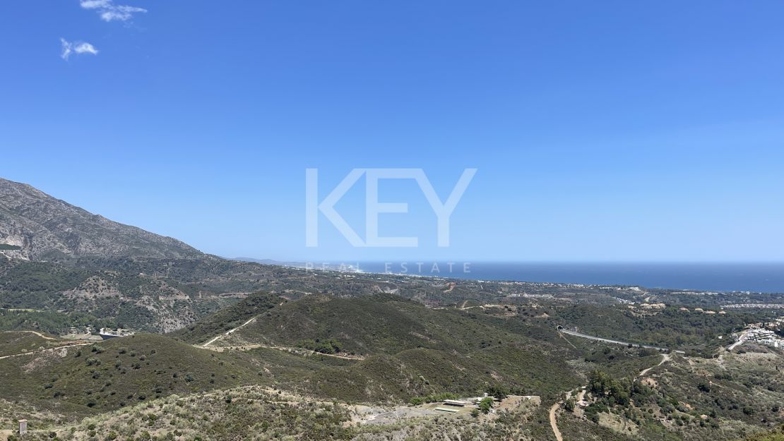Потрясающий участок с панорамным видом на море и горы на продажу в Реал-де-ла-Кинта, Бенахавис