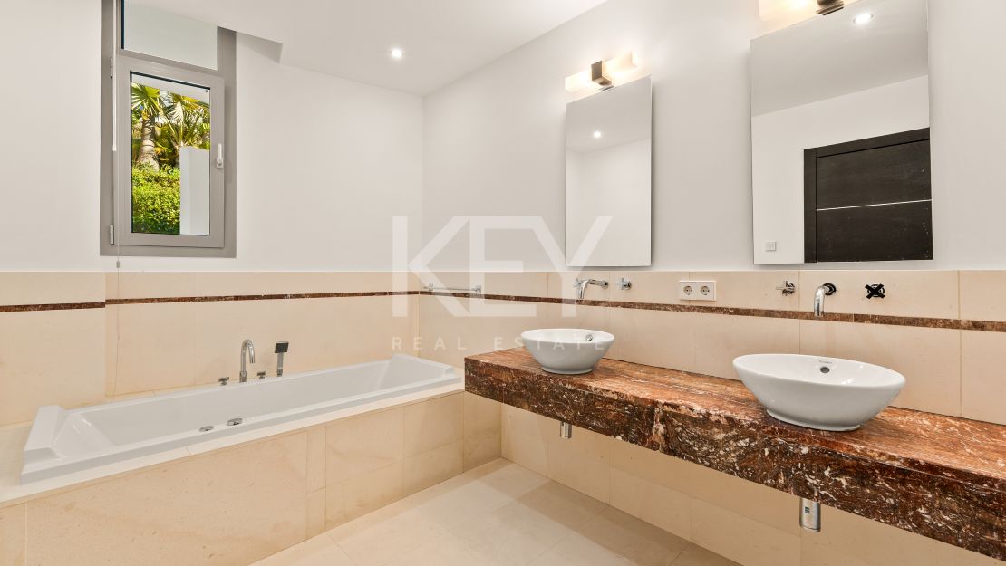 Sea views luxury townhouse in Golden Mile, Marbella