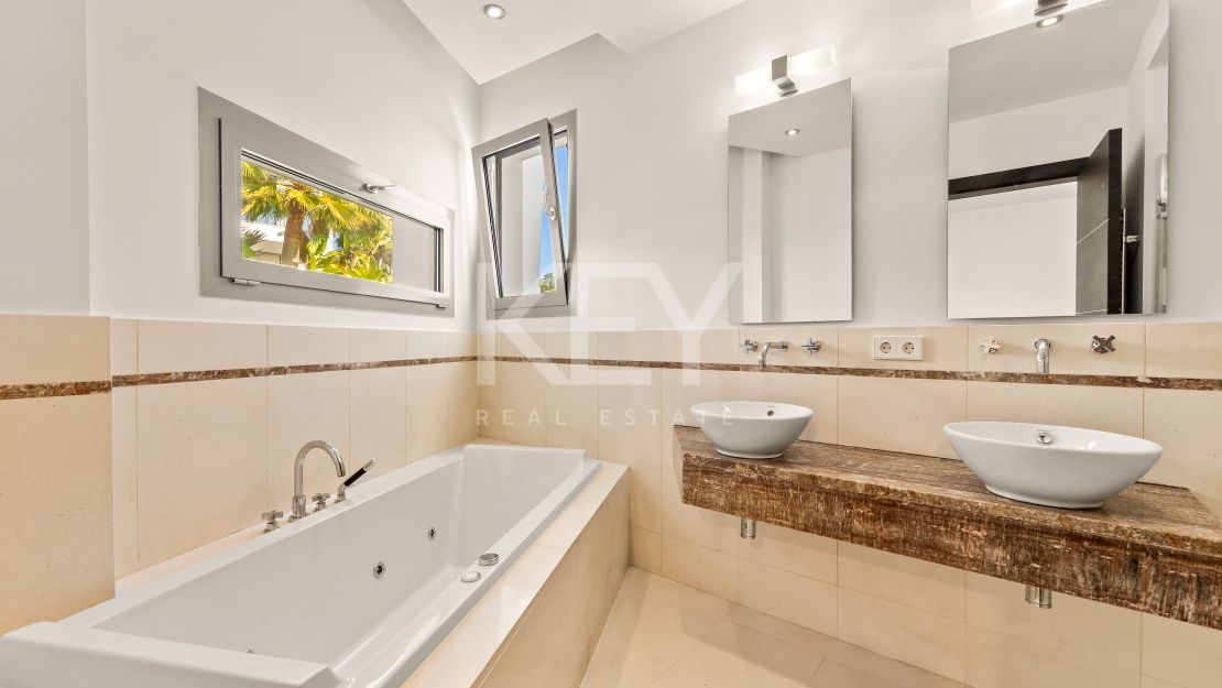 Sea views luxury townhouse in Golden Mile, Marbella