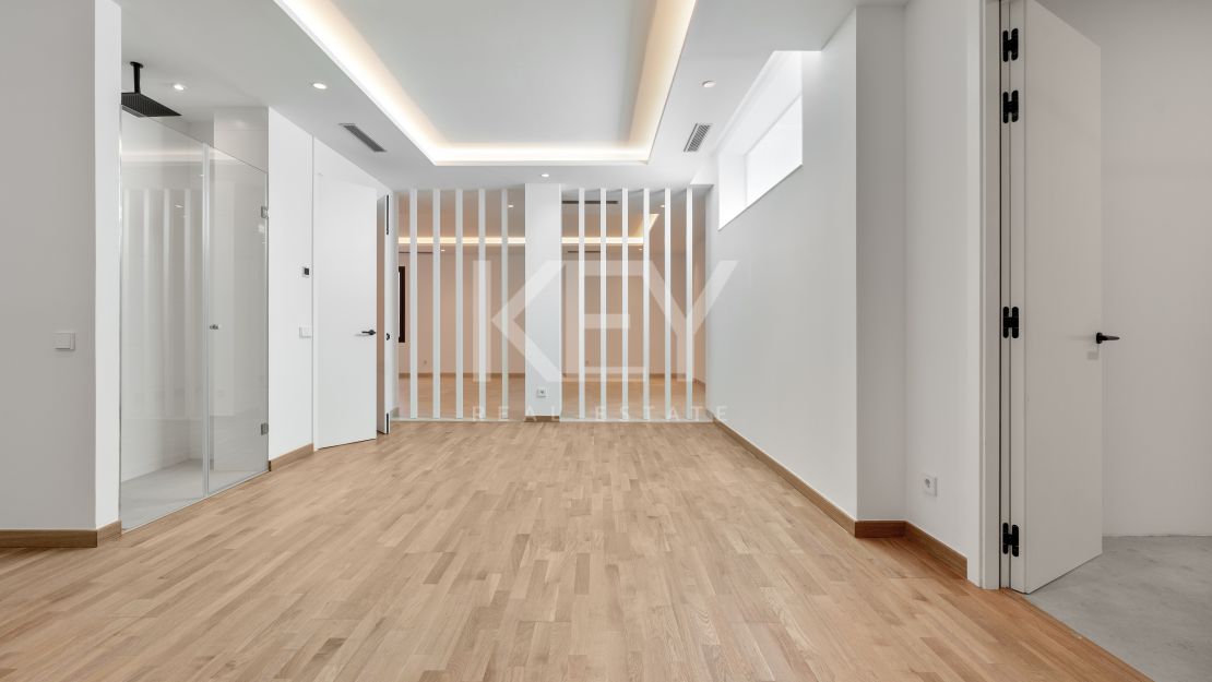 Contemporary villa in gated community and walking distance to the beach in Golden Mile, Marbella 