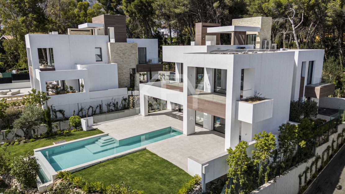 Contemporary villa in gated community and walking distance to the beach in Golden Mile, Marbella 