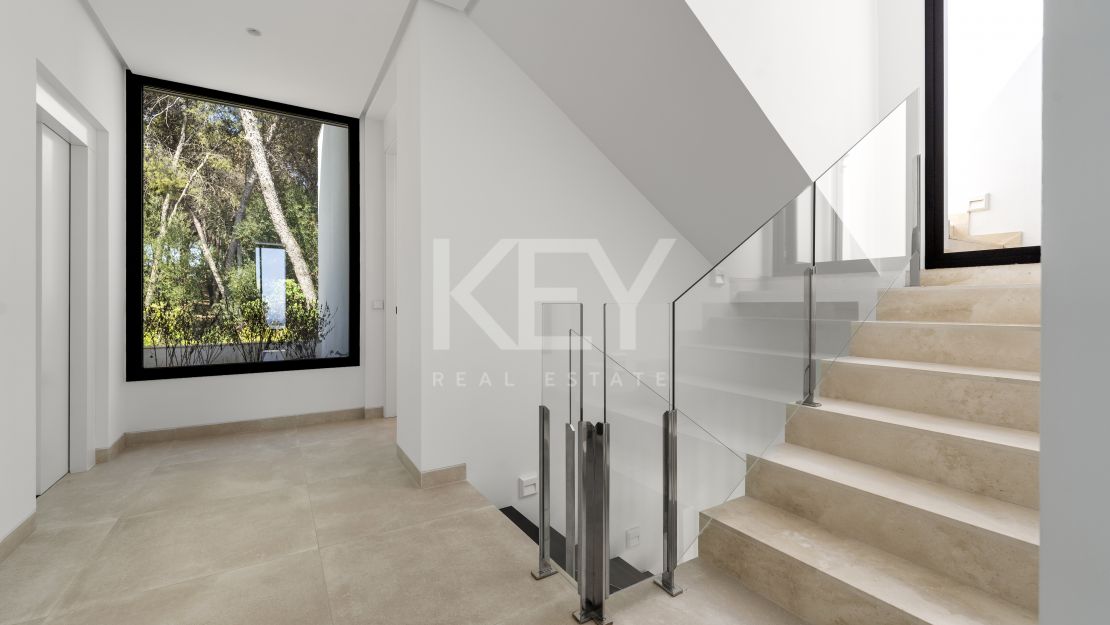 Contemporary villa in gated community and walking distance to the beach in Golden Mile, Marbella 