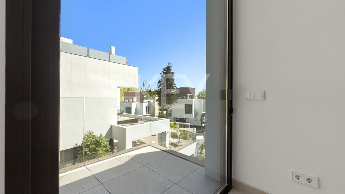 Contemporary villa in gated community and walking distance to the beach in Golden Mile, Marbella 