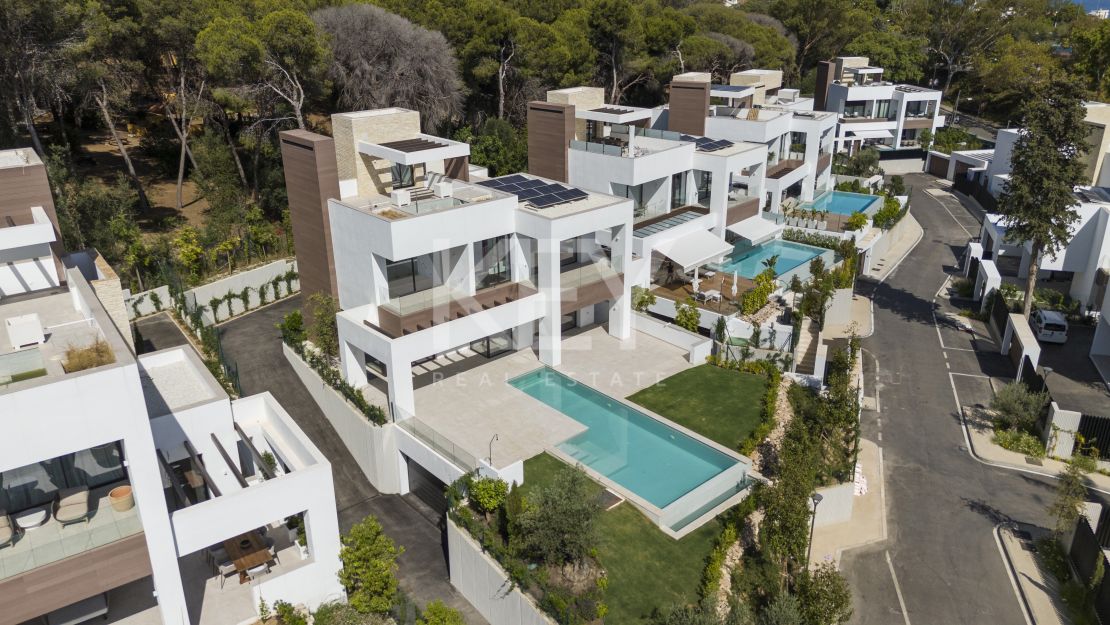 Contemporary villa in gated community and walking distance to the beach in Golden Mile, Marbella 