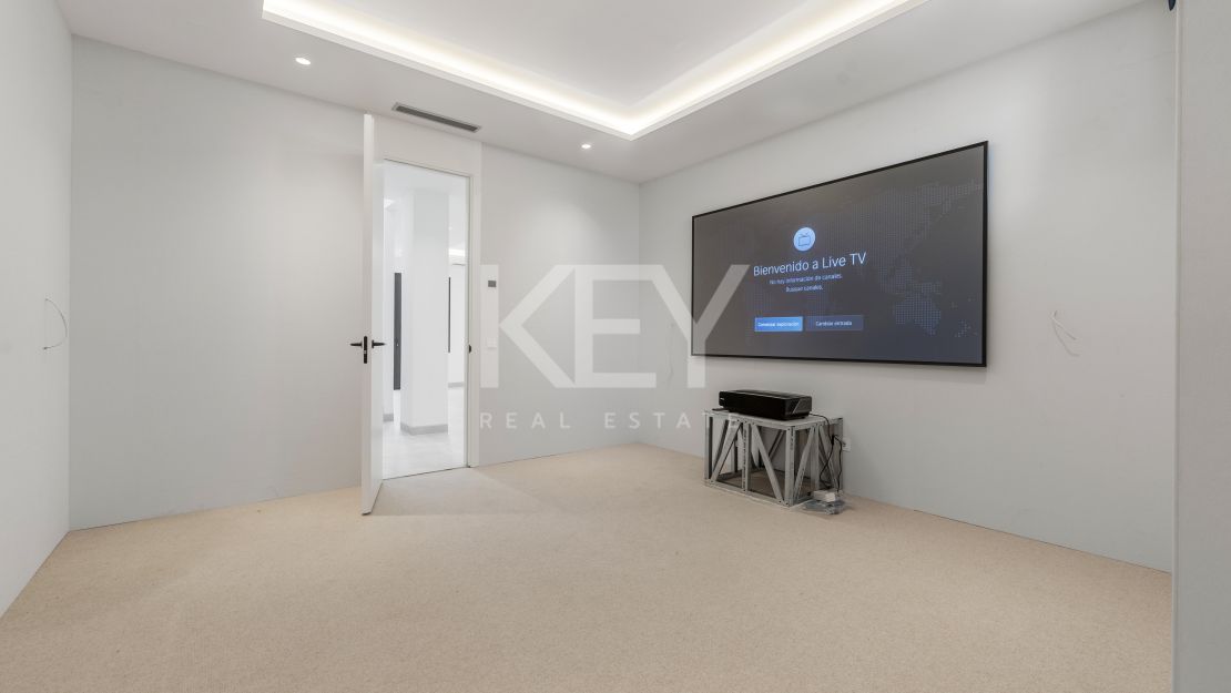 Contemporary villa in gated community and walking distance to the beach in Golden Mile, Marbella 