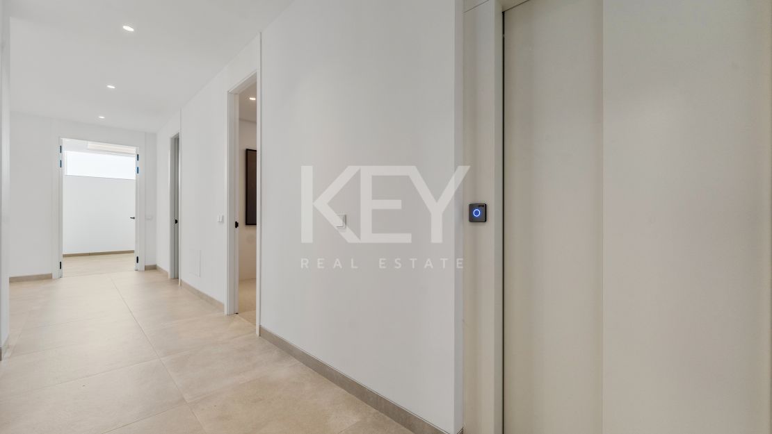 Contemporary villa in gated community and walking distance to the beach in Golden Mile, Marbella 