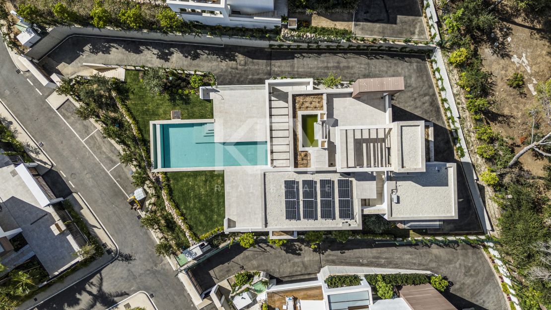 Contemporary villa in gated community and walking distance to the beach in Golden Mile, Marbella 