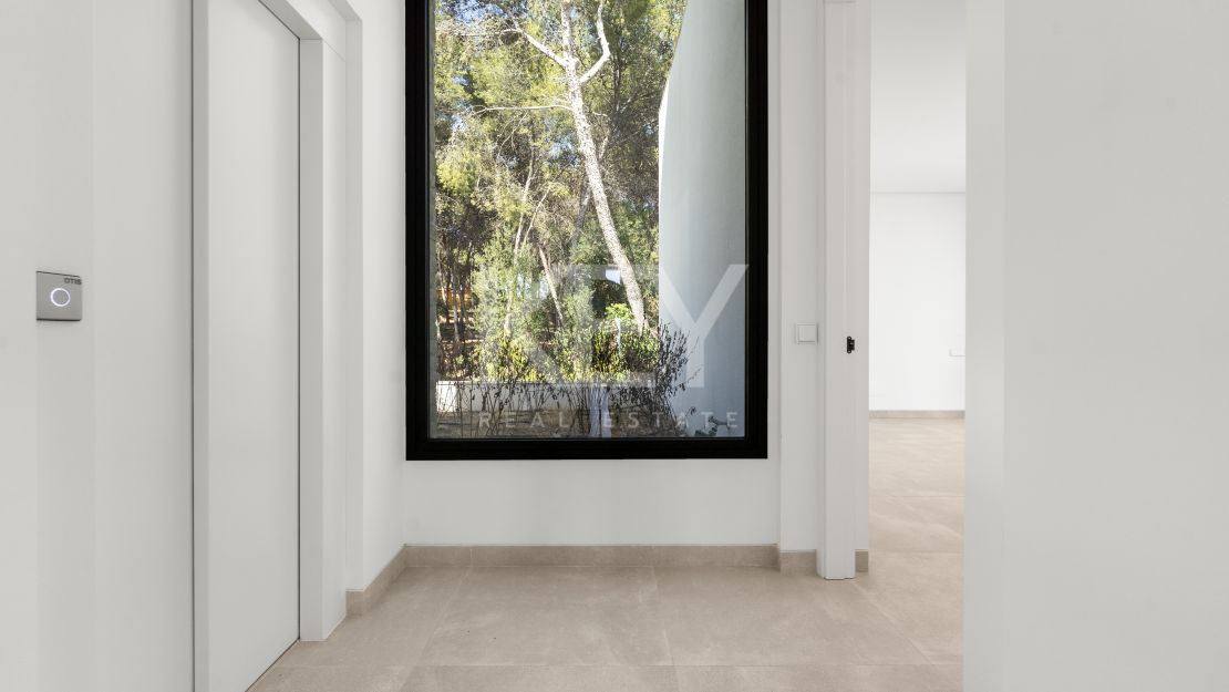 Contemporary villa in gated community and walking distance to the beach in Golden Mile, Marbella 