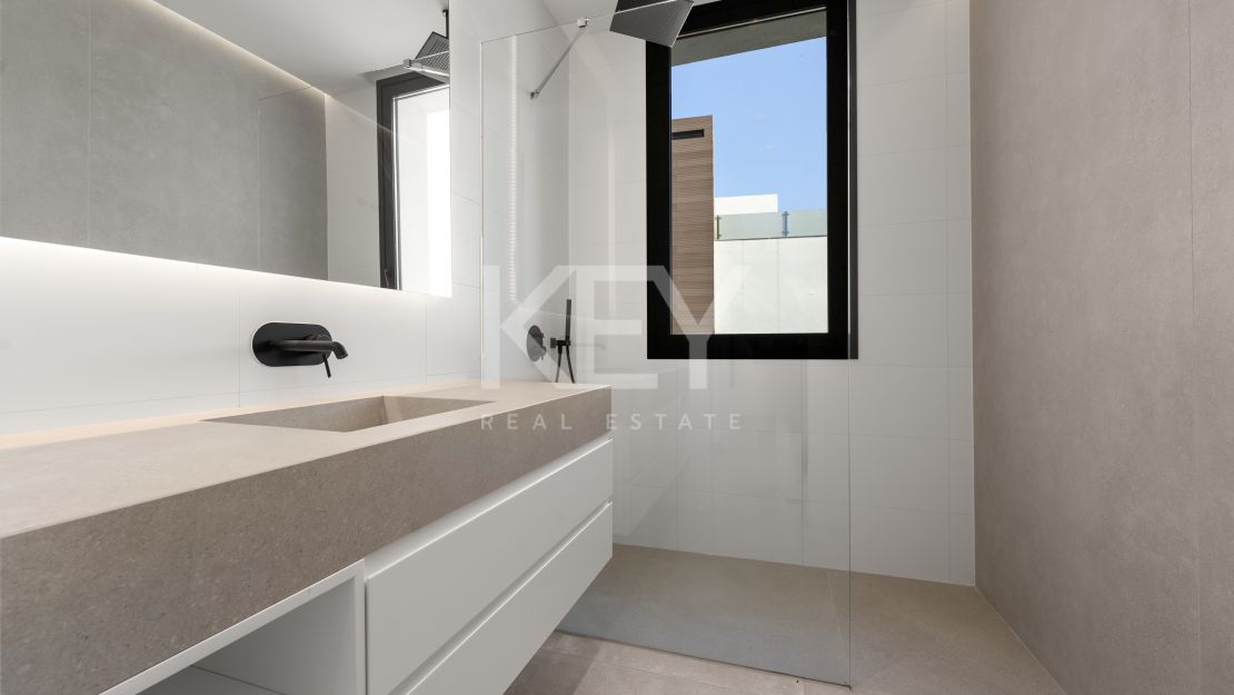 Contemporary villa in gated community and walking distance to the beach in Golden Mile, Marbella 