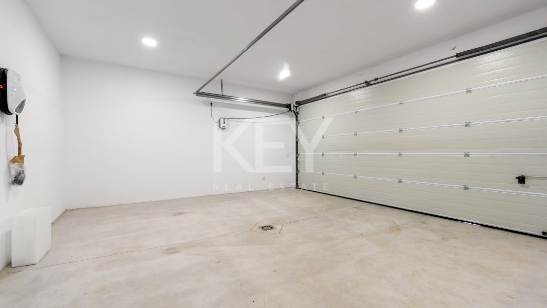 Contemporary villa in gated community and walking distance to the beach in Golden Mile, Marbella 