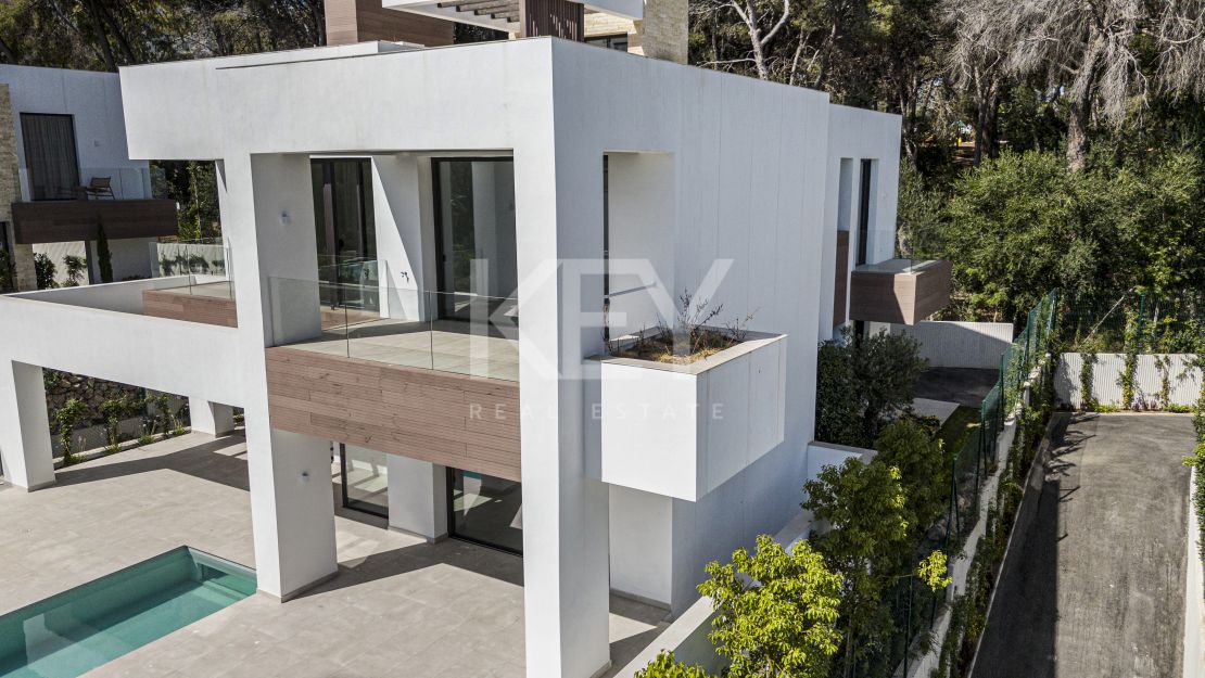 Contemporary villa in gated community and walking distance to the beach in Golden Mile, Marbella 