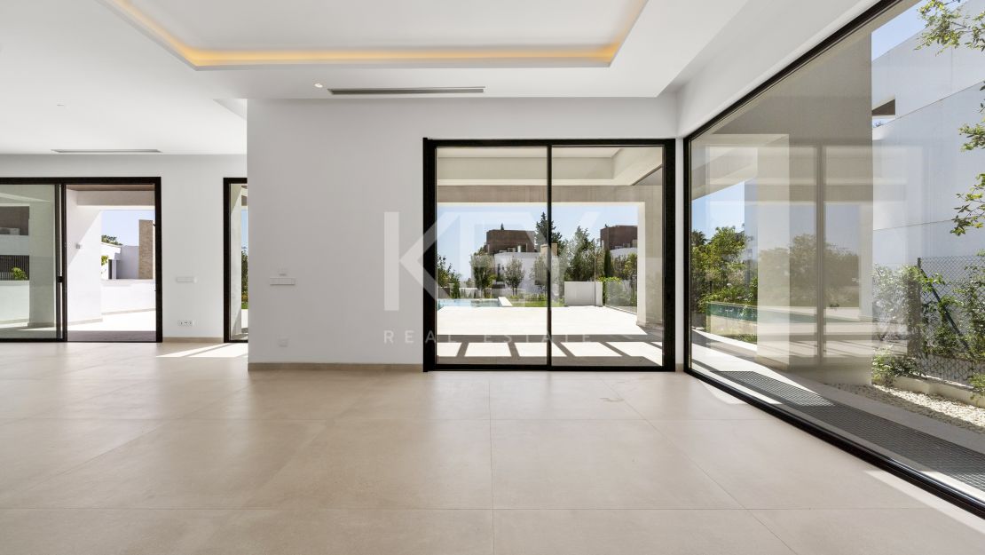 Contemporary villa in gated community and walking distance to the beach in Golden Mile, Marbella 