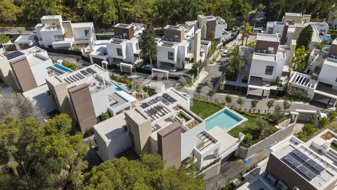 Contemporary villa in gated community and walking distance to the beach in Golden Mile, Marbella 