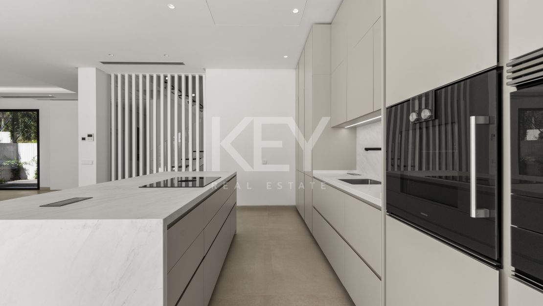 Contemporary villa in gated community and walking distance to the beach in Golden Mile, Marbella 