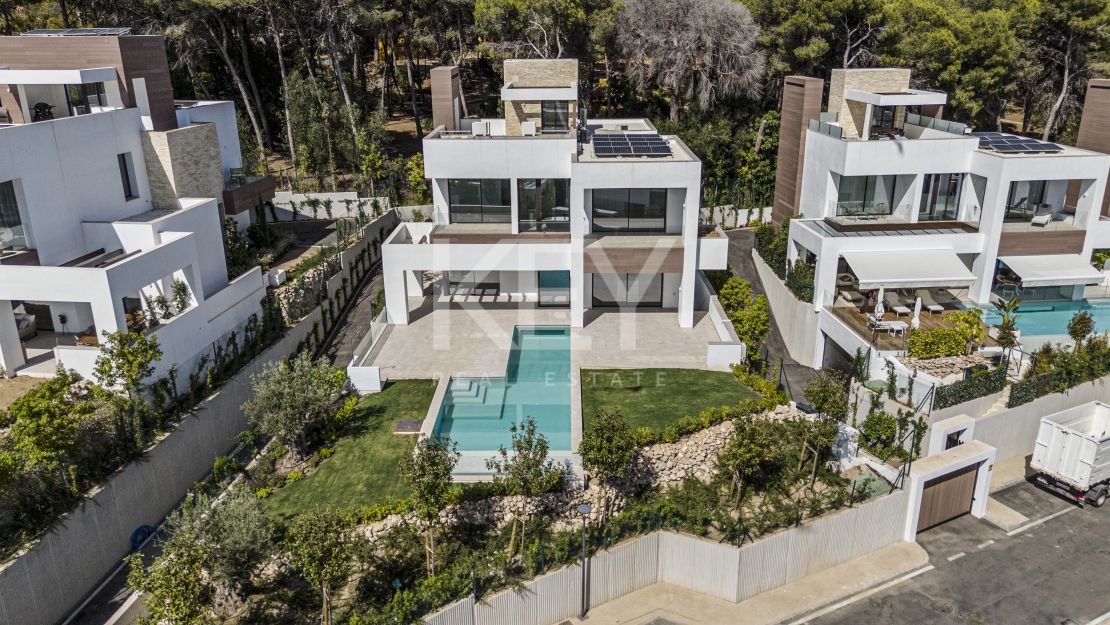 Contemporary villa in gated community and walking distance to the beach in Golden Mile, Marbella 