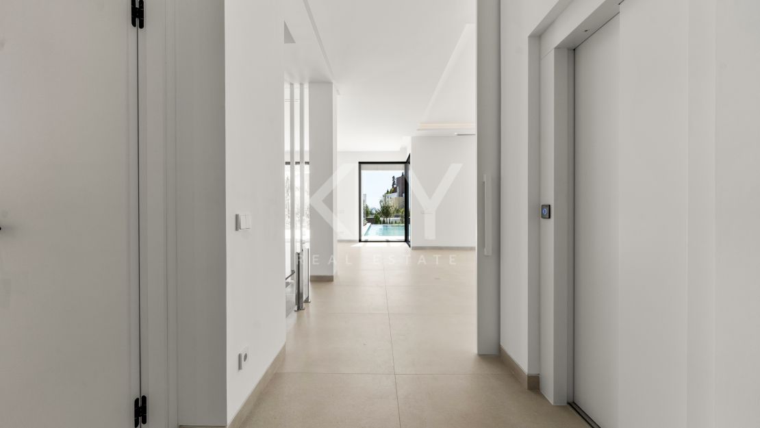 Contemporary villa in gated community and walking distance to the beach in Golden Mile, Marbella 