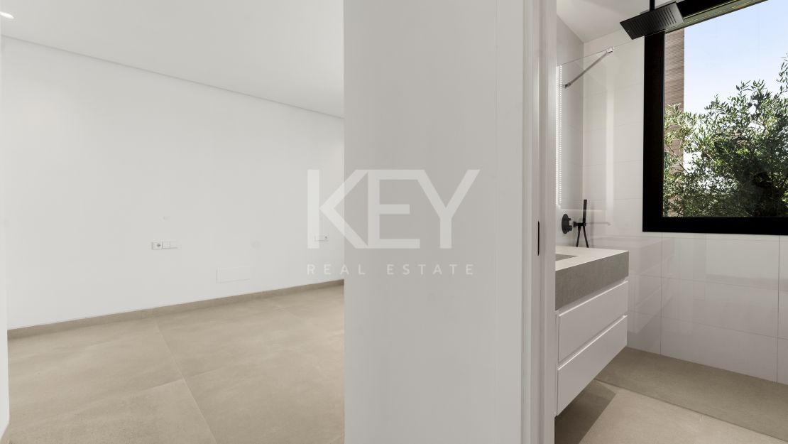 Contemporary villa in gated community and walking distance to the beach in Golden Mile, Marbella 