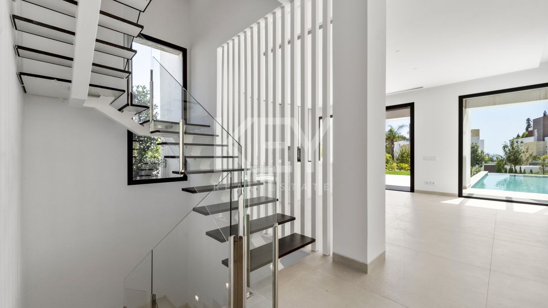 Contemporary villa in gated community and walking distance to the beach in Golden Mile, Marbella 