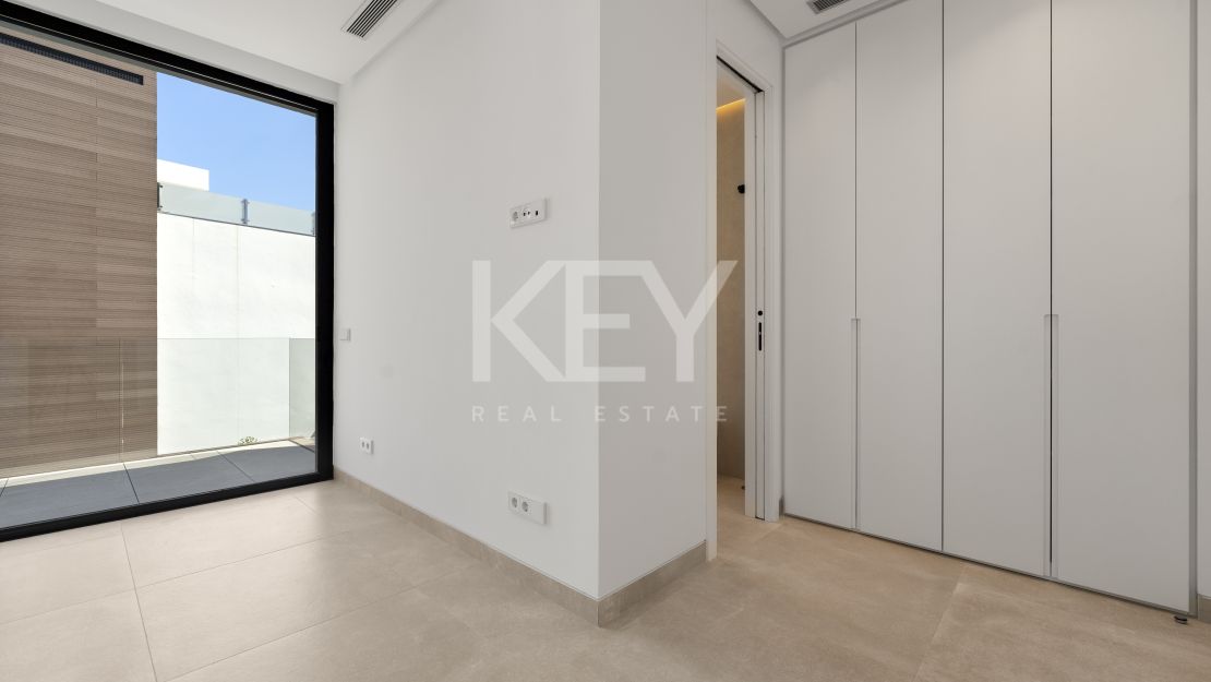 Contemporary villa in gated community and walking distance to the beach in Golden Mile, Marbella 