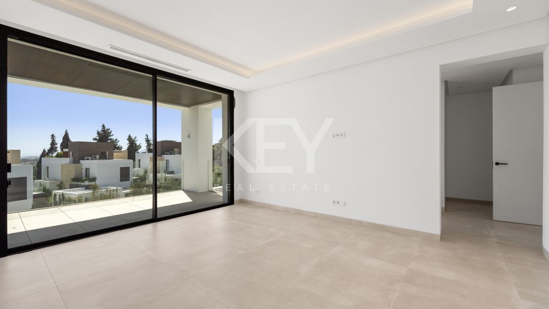 Contemporary villa in gated community and walking distance to the beach in Golden Mile, Marbella 