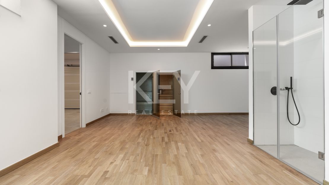 Contemporary villa in gated community and walking distance to the beach in Golden Mile, Marbella 