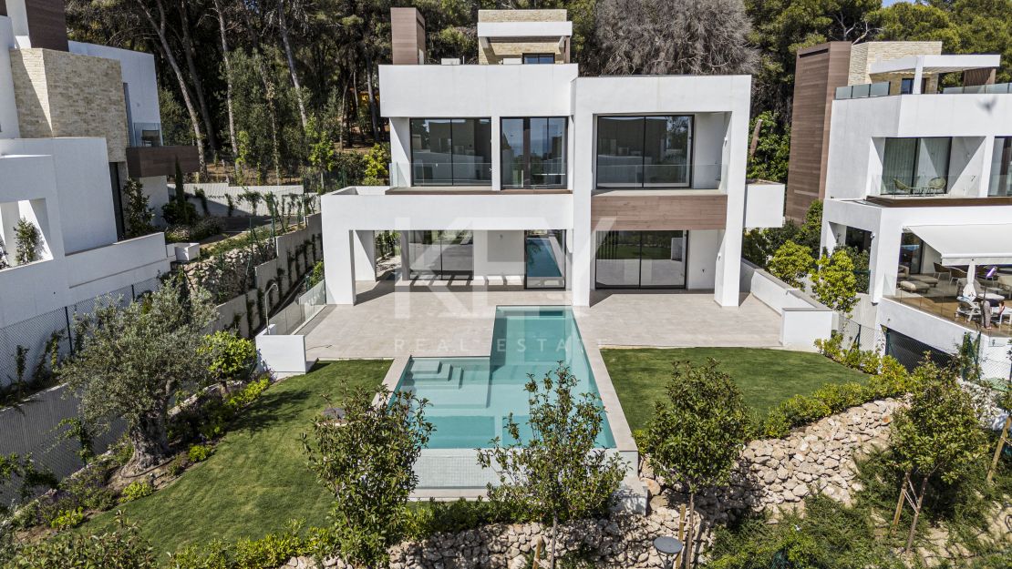 Contemporary villa in gated community and walking distance to the beach in Golden Mile, Marbella 