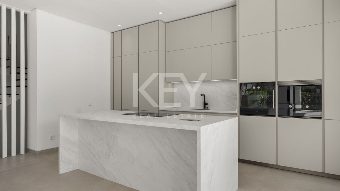 Contemporary villa in gated community and walking distance to the beach in Golden Mile, Marbella 